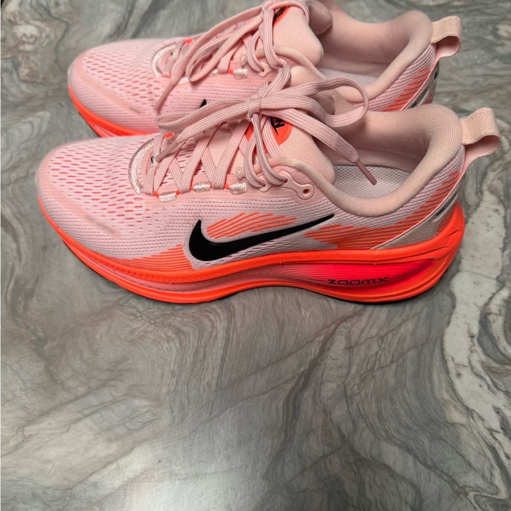 Nike Women's Vomero 18 Shoes - Picture 3 of 8
